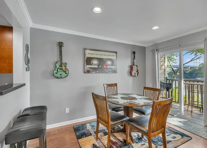 Nash Star Private Condo - 2Bed, 2Bath, Sleep 6, 25 Min Walk To Broadway And All Nashville Attractions, Pool, Gym
