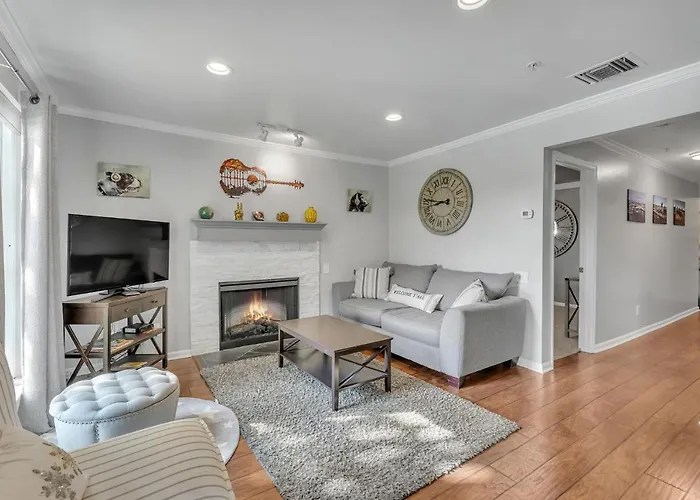 Nash Star Private Condo - 2Bed, 2Bath, Sleep 6, 25 Min Walk To Broadway And All Nashville Attractions, Pool, Gym
