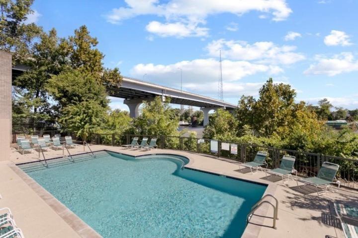 Apartment Nash Star Private - 2bed, 2bath, Sleep 6, 25 Min Walk To Broadway And Attractions, Pool, Gym *