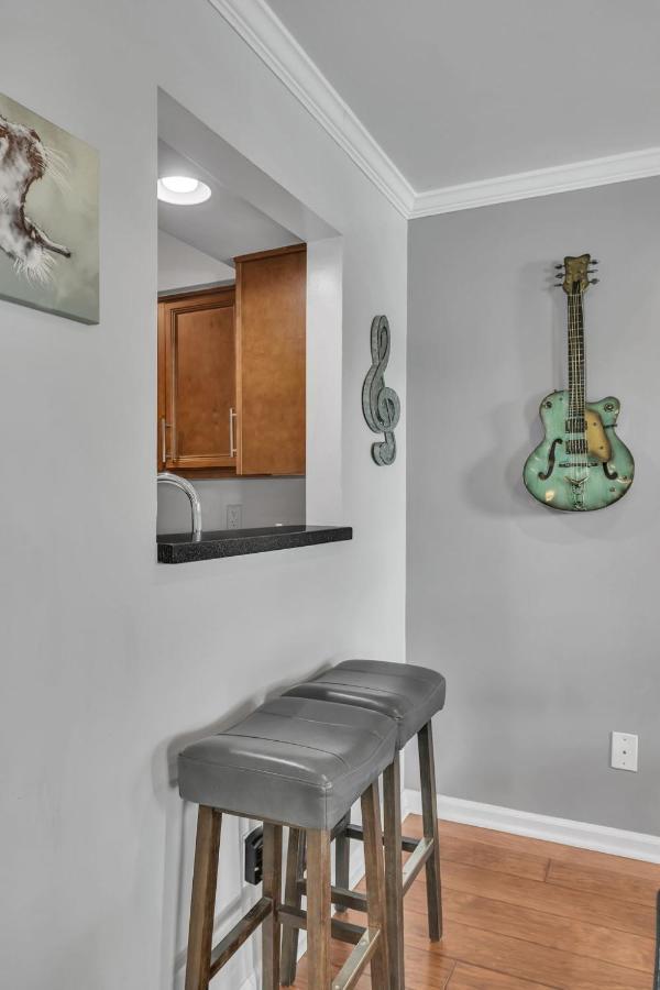 Apartment Nash Star Private - 2bed, 2bath, Sleep 6, 25 Min Walk To Broadway And Attractions, Pool, Gym Nashville